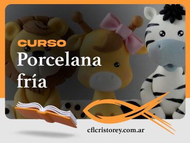 Imagen de un curso titulado 'Curso Porcelana fría'. Aparece una mujer mientras sostiene un papel, acompañada de dos niños que están frente a ella. El fondo incluye una pizarra.