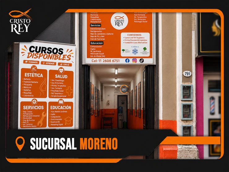 Entrada principal de la sede Moreno Centro del Centro de Formación Laboral Cristo Rey. En la fachada se observan carteles institucionales con la oferta educativa y un pasillo de acceso iluminado que conduce al interior de las instalaciones.